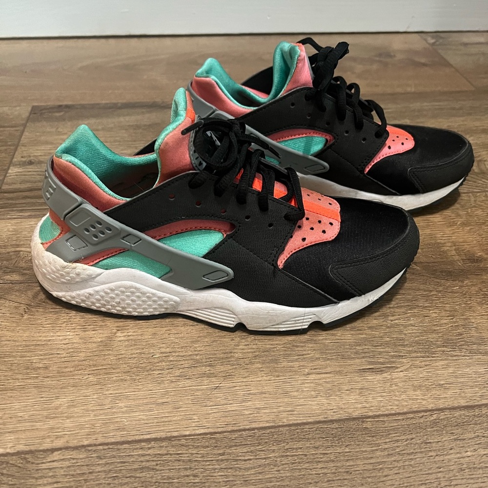 Women’s Nike Huaraches sneakers